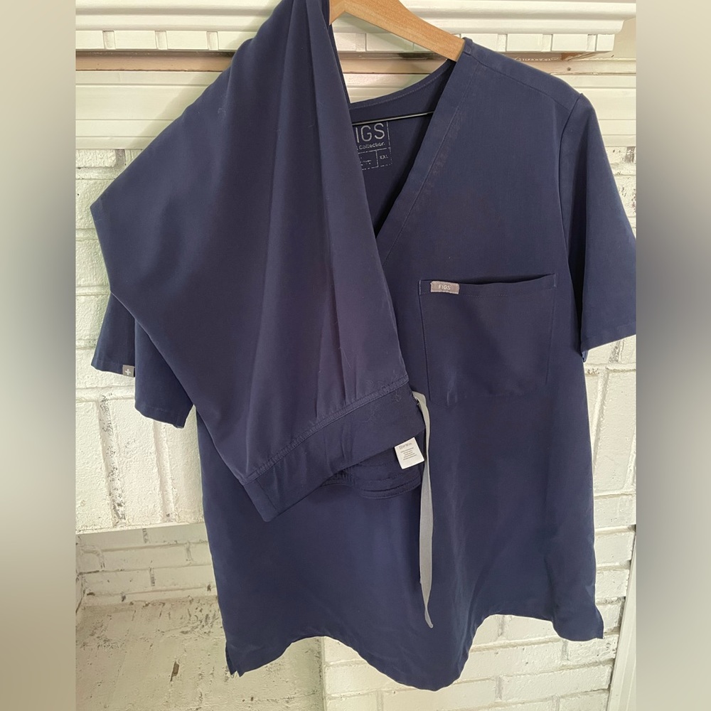 FIGS women’s scrub set. Navy blue. Catarina top. Livingston bottom. Navy.